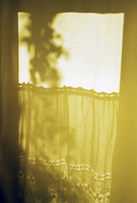 Schattenspiel auf gelbem Vorhang